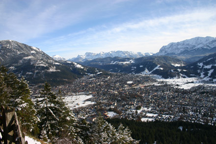 Ausblick von St. Martin auf die Ortsteile Garmisch (rechts) und Partenkirchen.