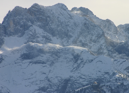An Fön-Tagen ist das Schachen-Schloss von König Ludwig II. unter der Dreitorspitze von St. Martin aus zu sehen.